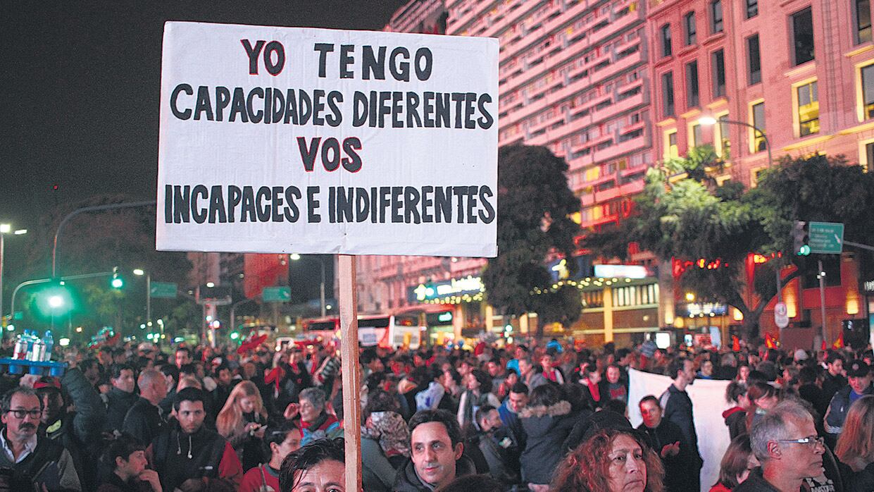 En carteles caseros y espontáneos, las víctimas de la medida desnudaron la indiferencia y discriminación del Gobierno.