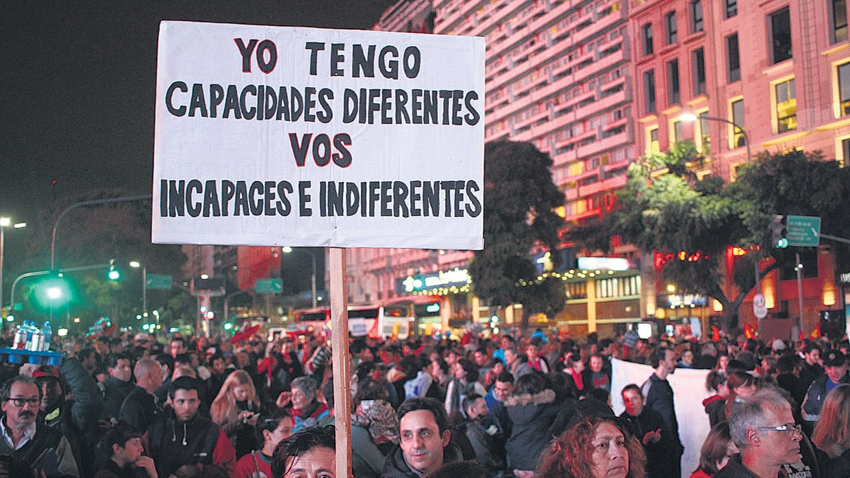 En carteles caseros y espontáneos, las víctimas de la medida desnudaron la indiferencia y discriminación del Gobierno.