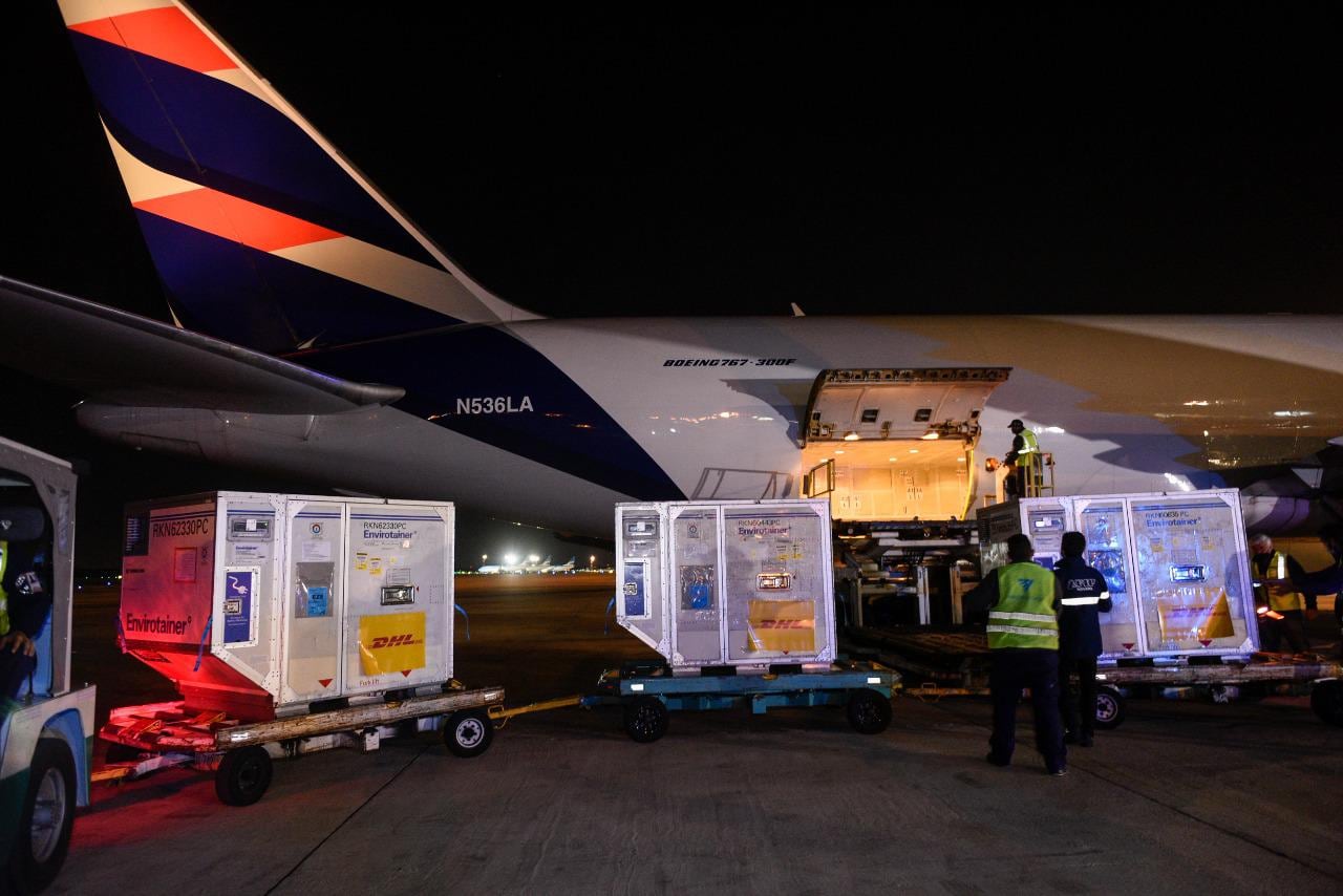 El lunes llegan 2.148.000 vacunas de AstraZeneca, hasta ahora el mayor embarque en un solo vuelo.