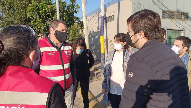 Kreplak (derecha) durante una recorrida por Tigre la última semana.