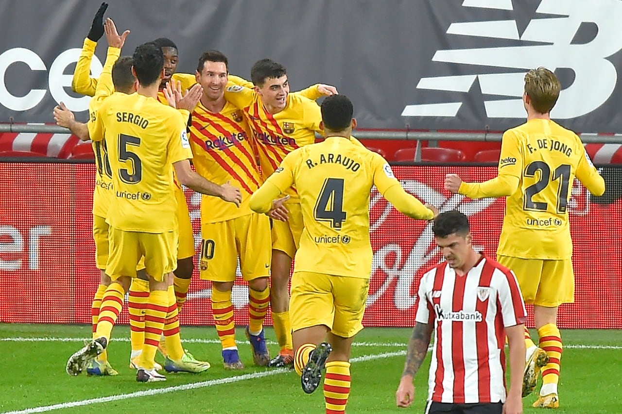 Messi recibe el saludo de sus compañeros.