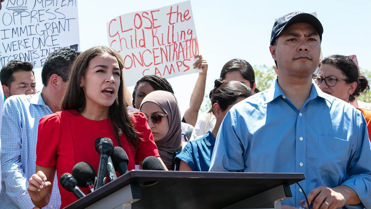 La diputada Ocasio-Cortez denunciando la mugre que vio en Texas.