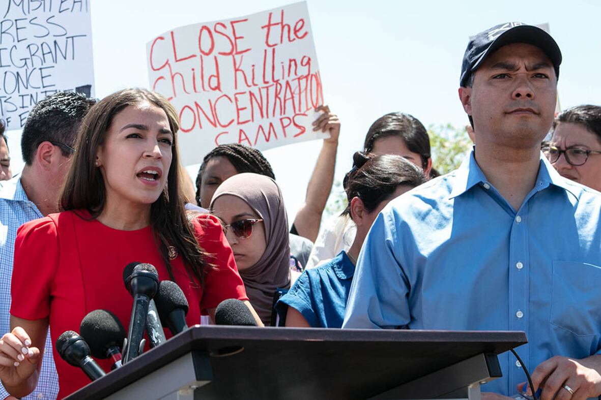 La diputada Ocasio-Cortez denunciando la mugre que vio en Texas.