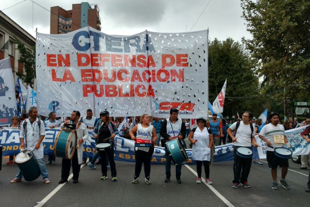 "Es un maltrato a la comunidad docente", señalan.