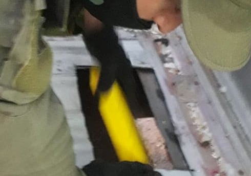 Los ladrillos estaban ocultos entre el tanque de combustible y la rueda de auxilio 