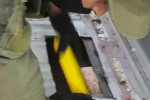 Los ladrillos estaban ocultos entre el tanque de combustible y la rueda de auxilio