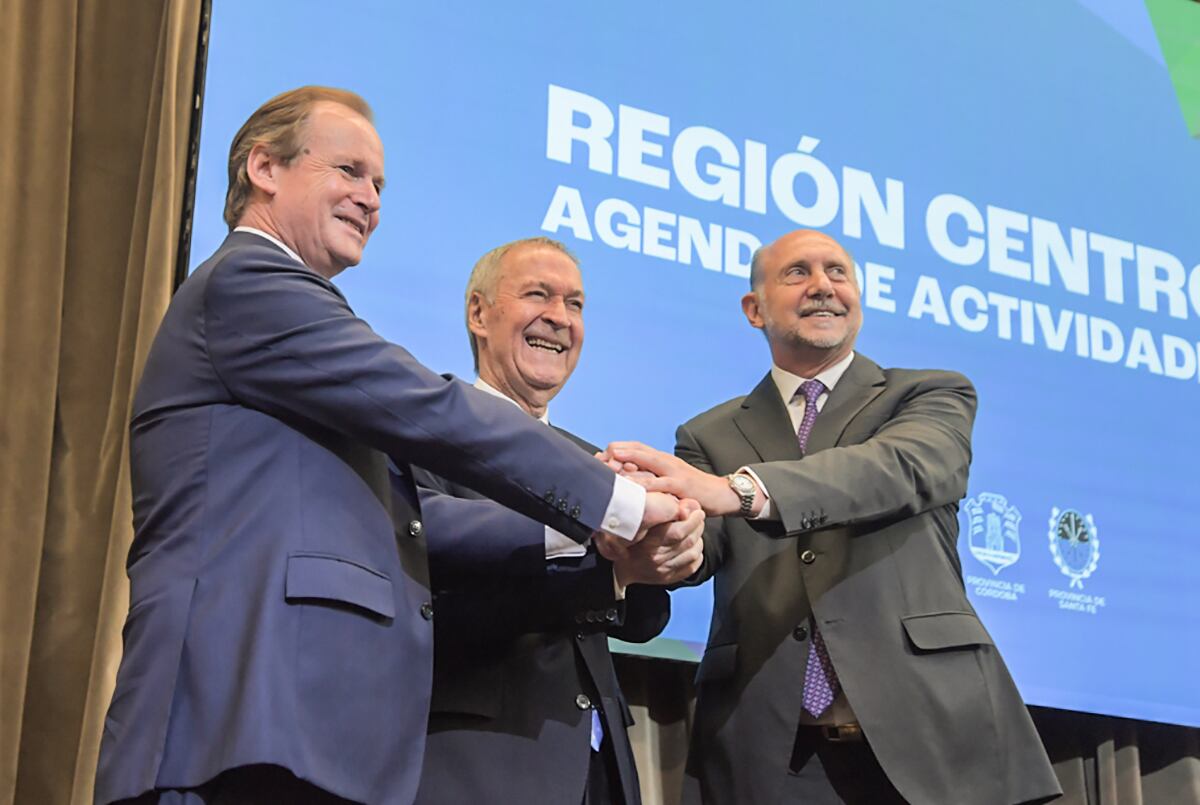 El entrerriano Gustavo Bordet junto a Schiaretti y Perotti, en la última reunión de la Región Centro.