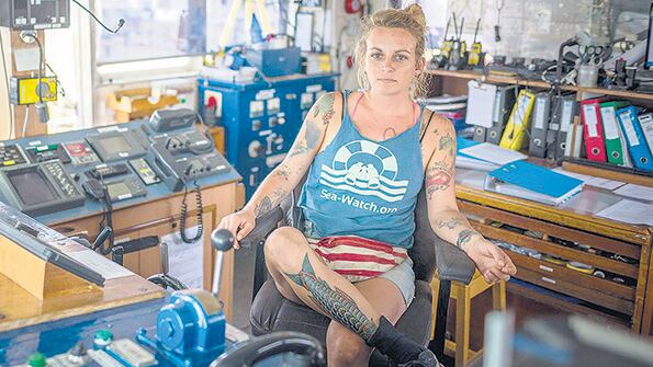 Con su barco, Pia Klemp rescataba botes inseguros en el mar.