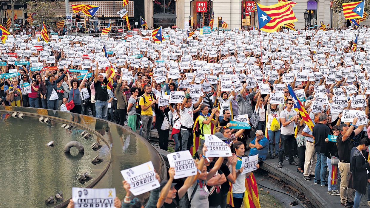 Manifestantes marcharon ayer por la libertad de dos prisioneros políticos.