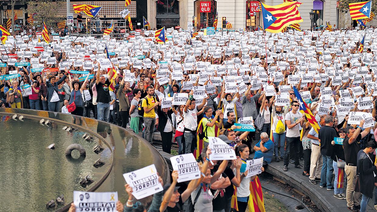 Manifestantes marcharon ayer por la libertad de dos prisioneros políticos.