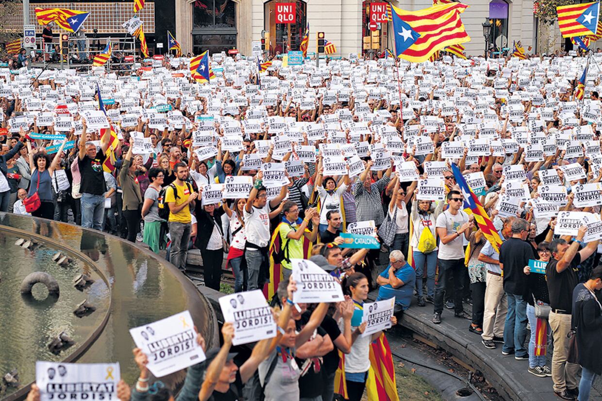 Manifestantes marcharon ayer por la libertad de dos prisioneros políticos.