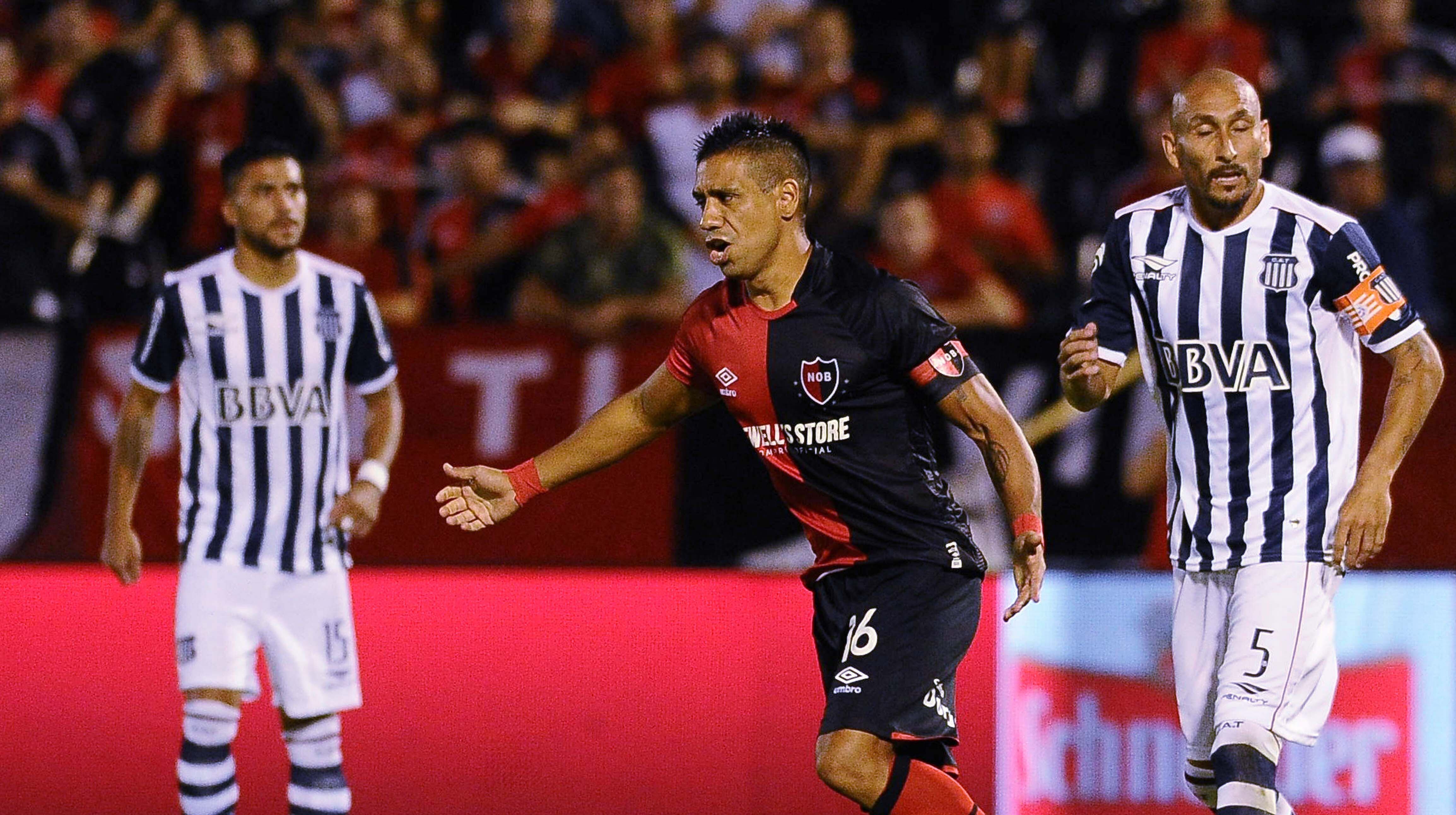 Figueroa festeja su gol, el primero en el Parque Independencia.