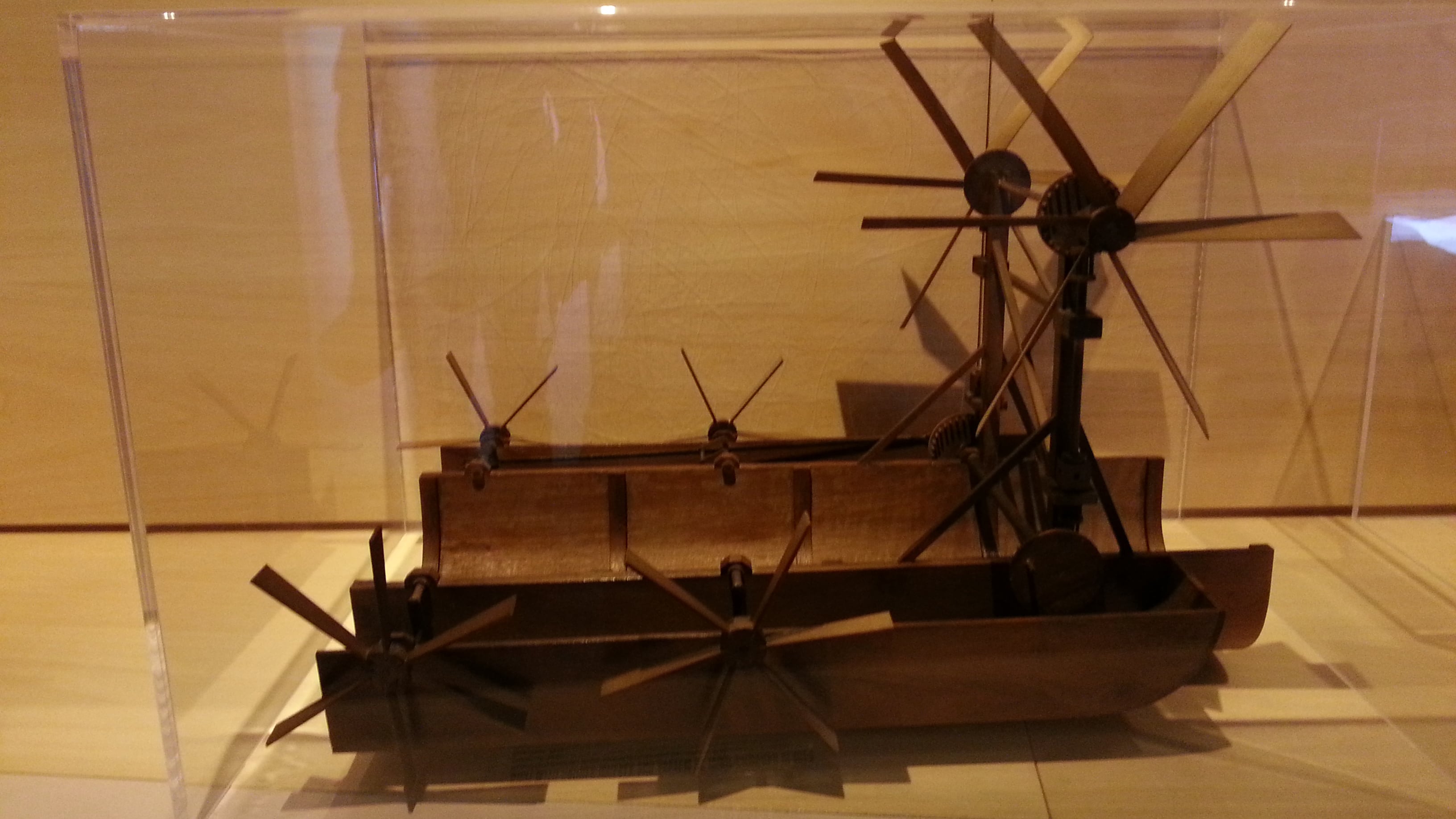 Barco con molinos de viento, uno de los modelos de Leonardo da Vinci. 