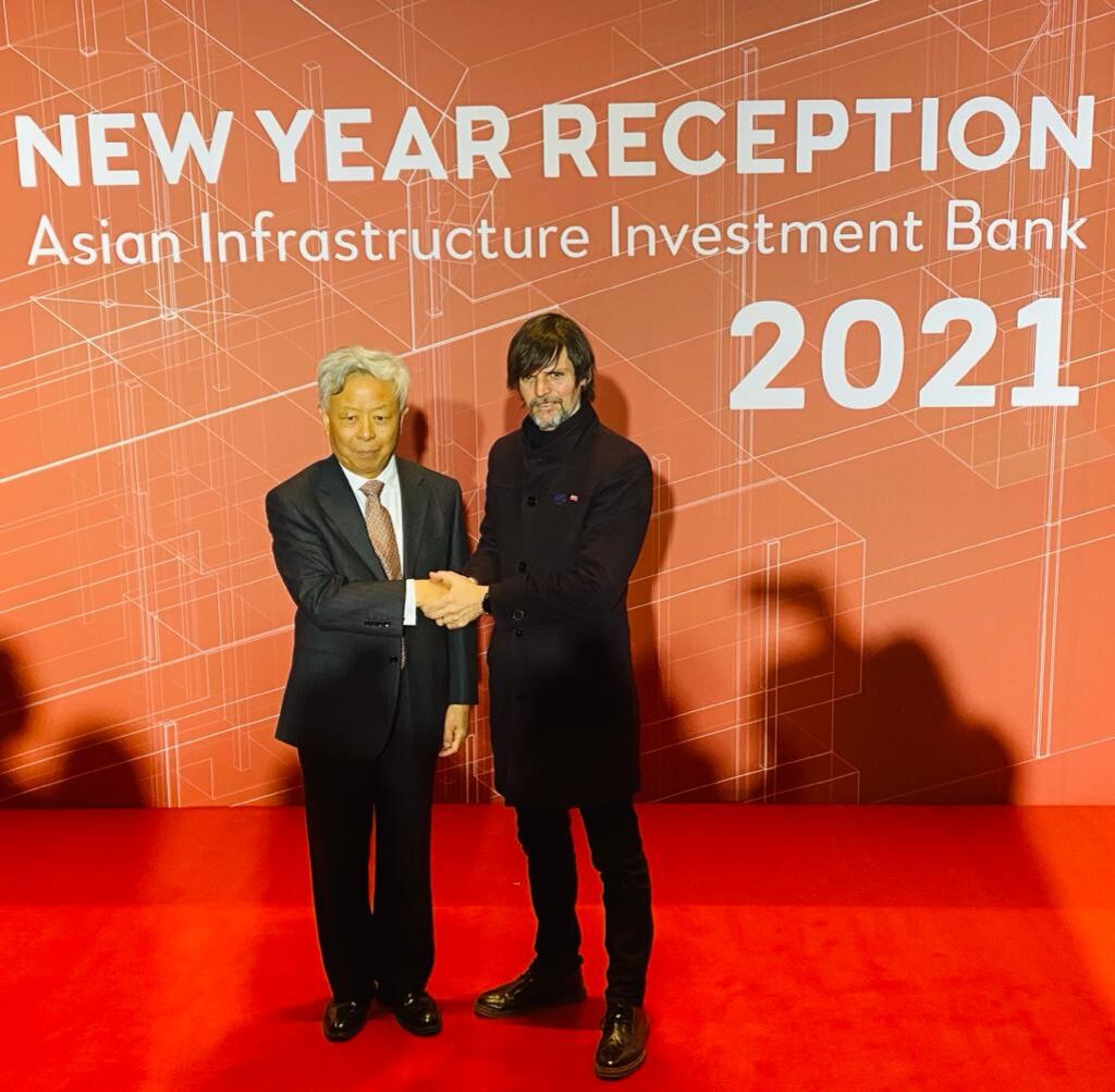 El funcionario argentino Sabino Vaca Narvaja con un representante del Banco Asiático de Inversión.