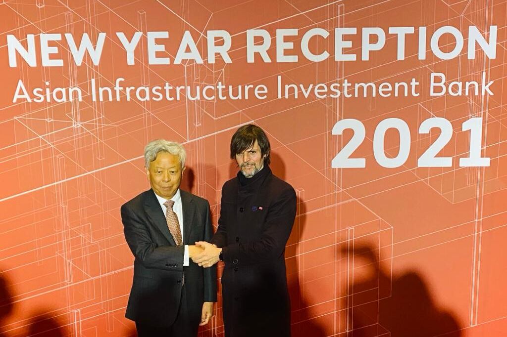 El funcionario argentino Sabino Vaca Narvaja con un representante del Banco Asiático de Inversión.