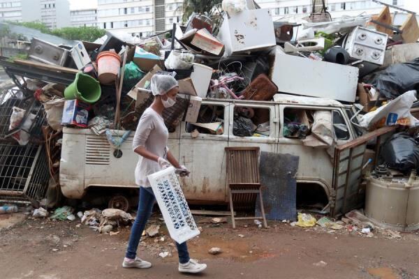 Rita de Souza, integrante de la asociación de habitantes de Paraisopolis, vuelve a su hogar tras dejar la comida para los habitantes más necesitados, en Sao Paulo (Brasil).