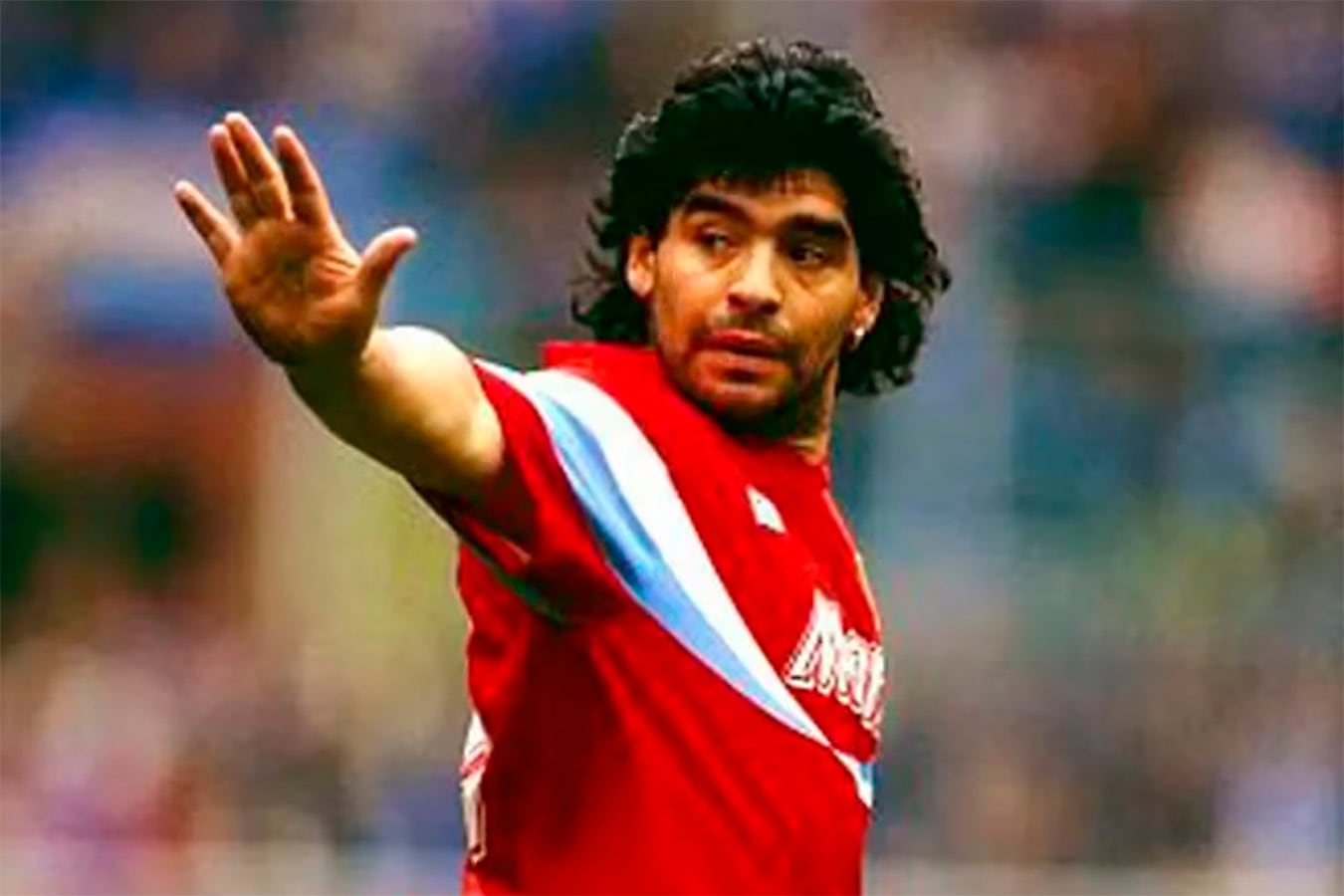 Maradona y una casaca icónica que suele verse en las calles argentinas.