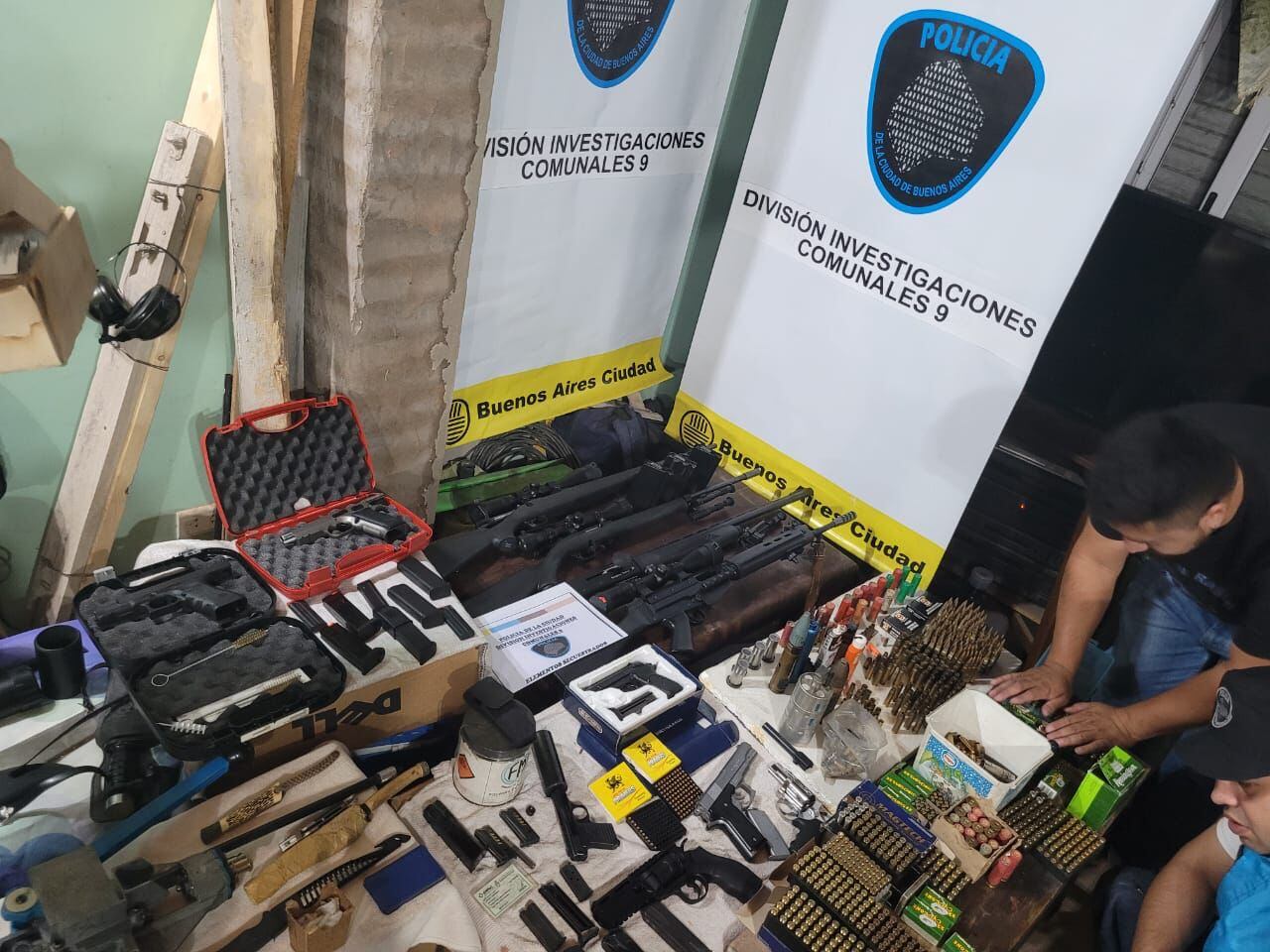 Según la investigación, las armas secuestradas al agresor pertenecían a su padre, que era miembro de las Fuerzas Armadas argentinas. (Foto: MPF CABA)