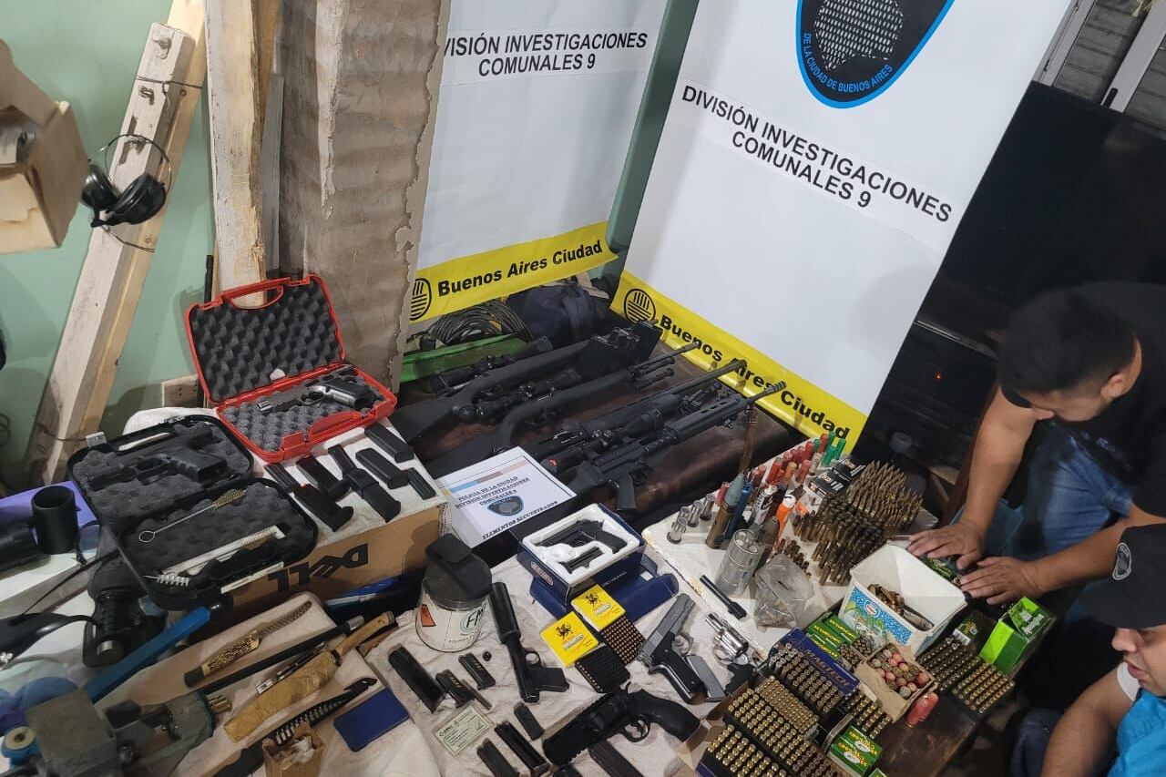 Según la investigación, las armas secuestradas al agresor pertenecían a su padre, que era miembro de las Fuerzas Armadas argentinas. (Foto: MPF CABA)