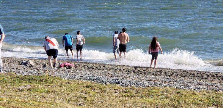 Los fueguinos aprovecharon el día para bañarse en el Canal de Beagle.