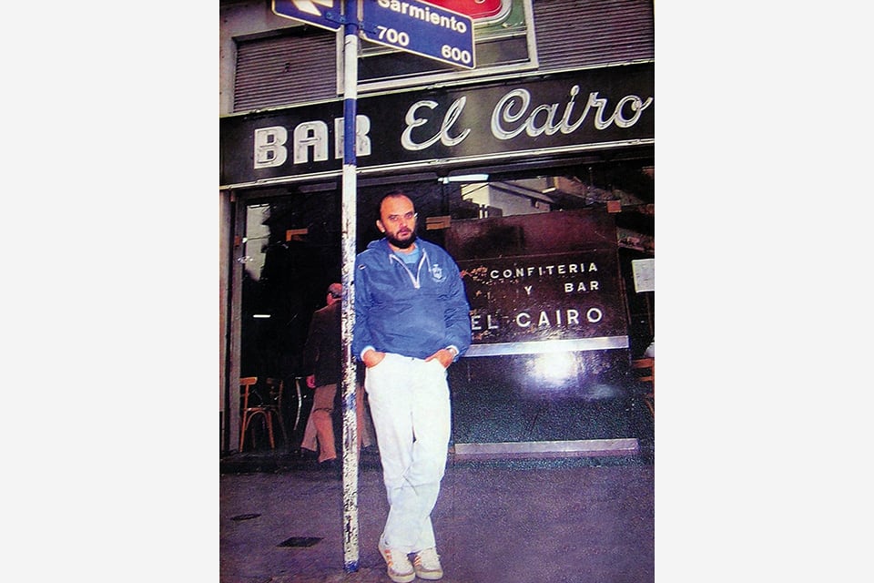 Fontanarrosa en la esquina del viejo bar.