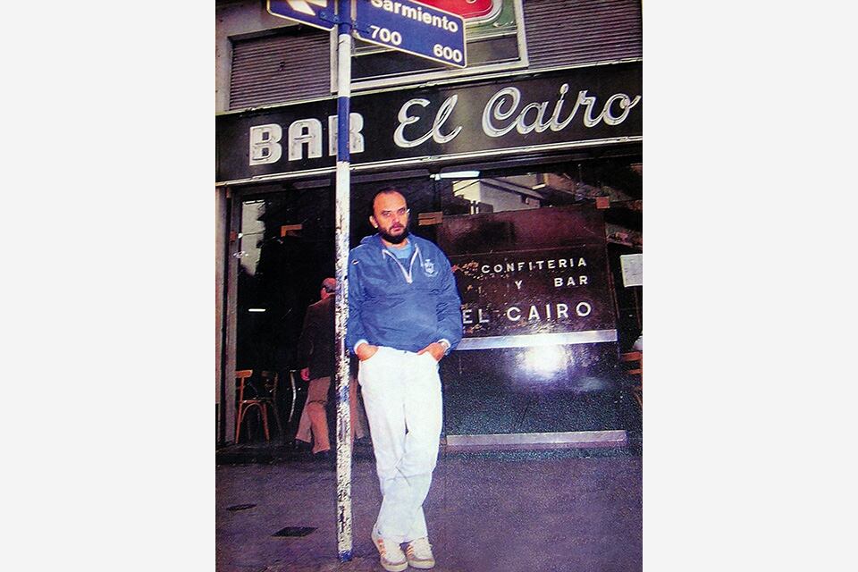 Fontanarrosa en la esquina del viejo bar.