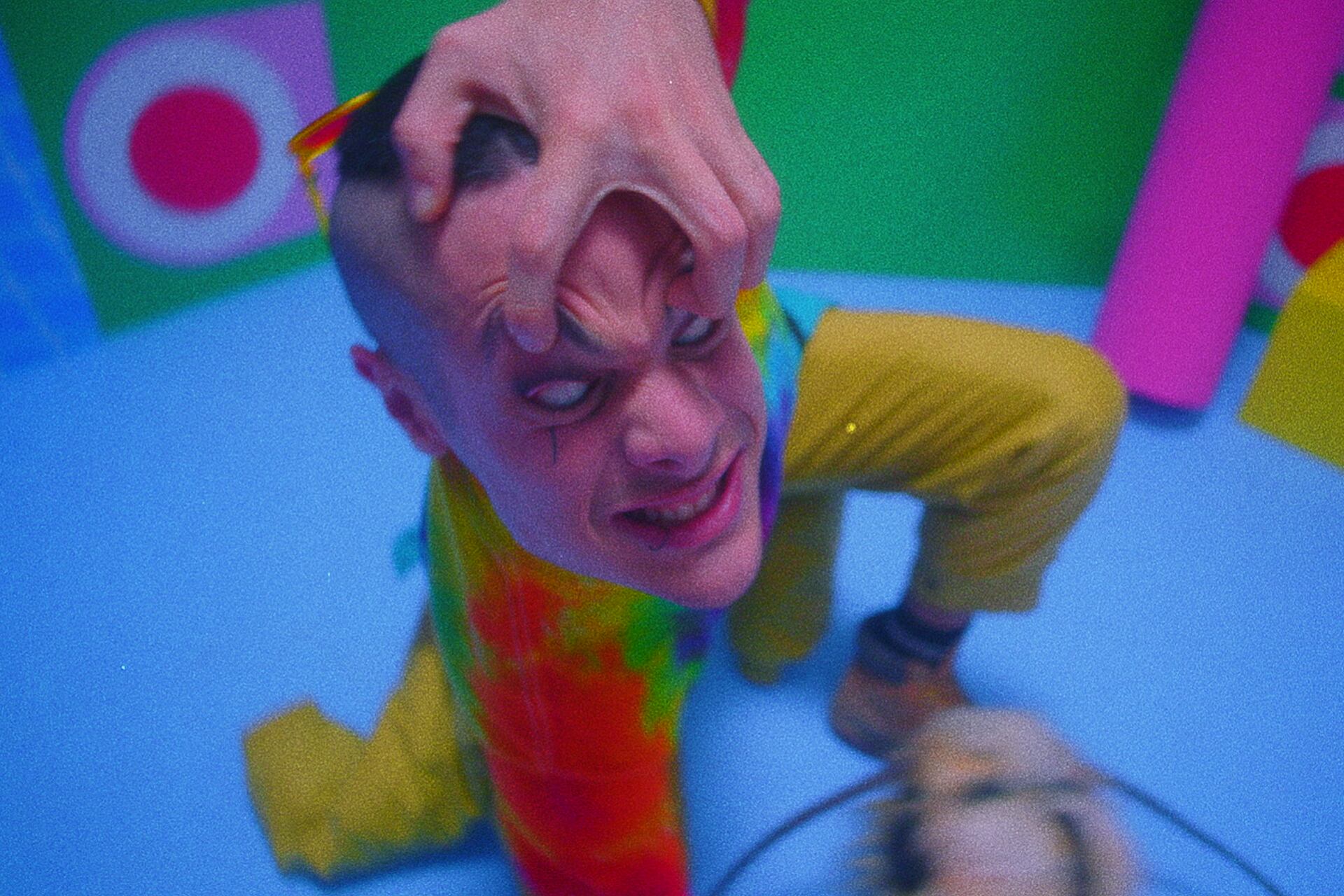 CA7RIEL lleva sus personajes musicales a otro nivel: está aprendiendo piano y a usar "instrumentos secretos del futuro".