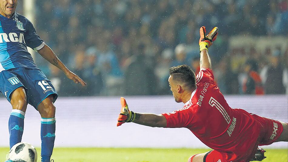 Armani frente a Racing, con Sampaoli mirando desde un palco.