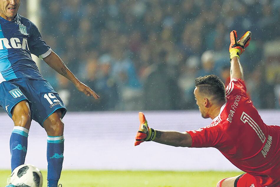 Armani frente a Racing, con Sampaoli mirando desde un palco.