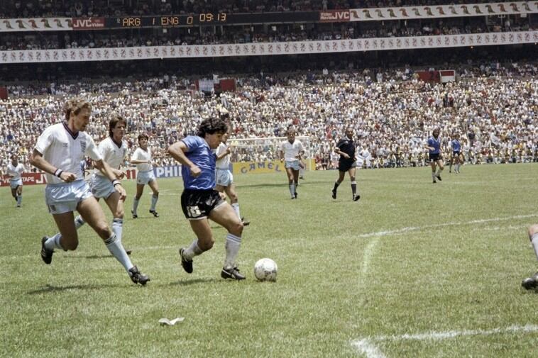 La pelota con la que Maradona convirtió sus históricos goles en el Mundial '86 será subastada el 16 de noviembre. Imagen: Télam