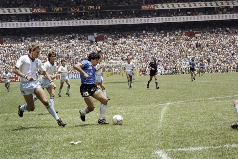 La pelota con la que Maradona convirtió sus históricos goles en el Mundial '86 será subastada el 16 de noviembre. Imagen: Télam