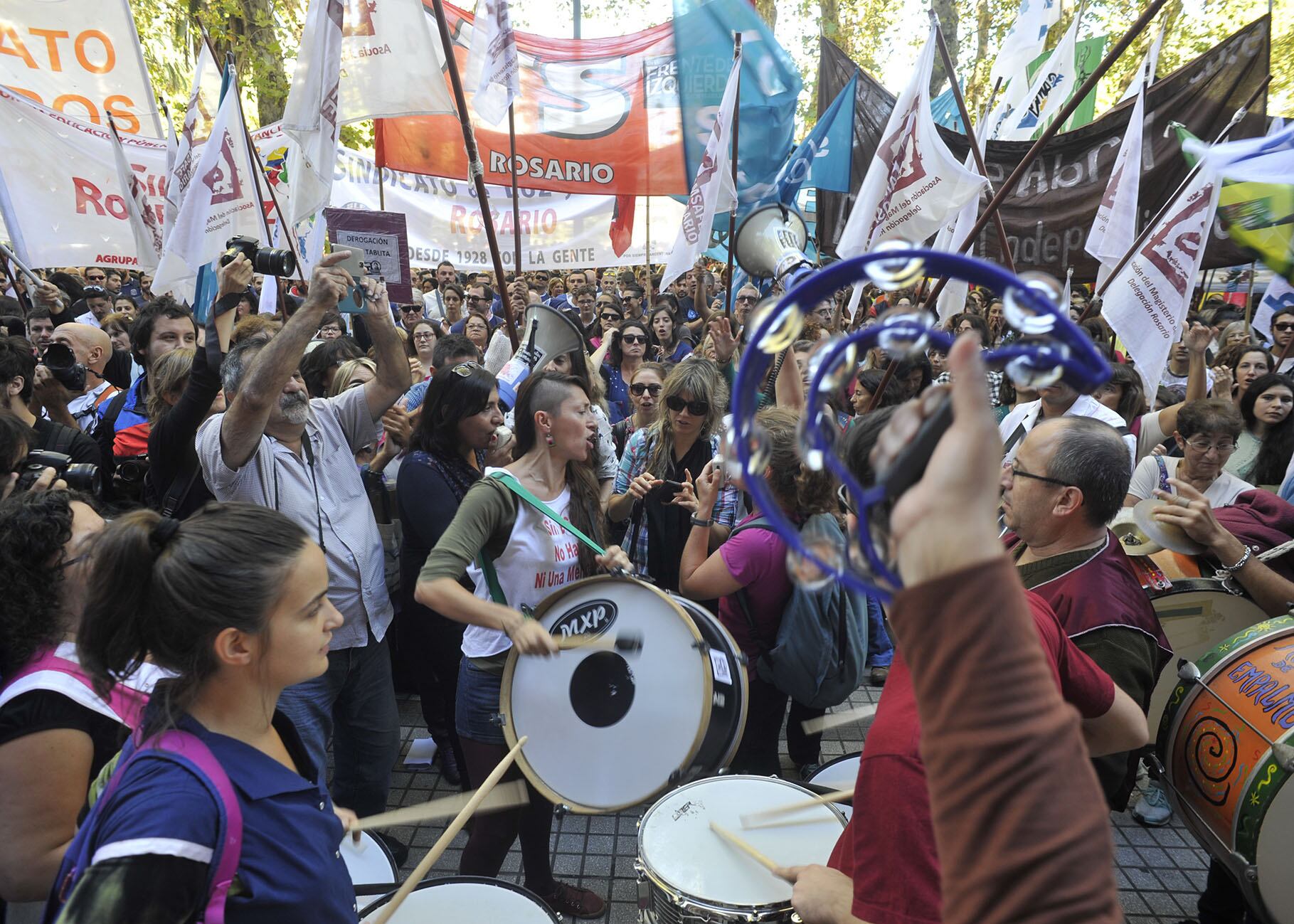 La marcha convocada por el sindicato fue masiva, y el acatamiento al paro "contundente".