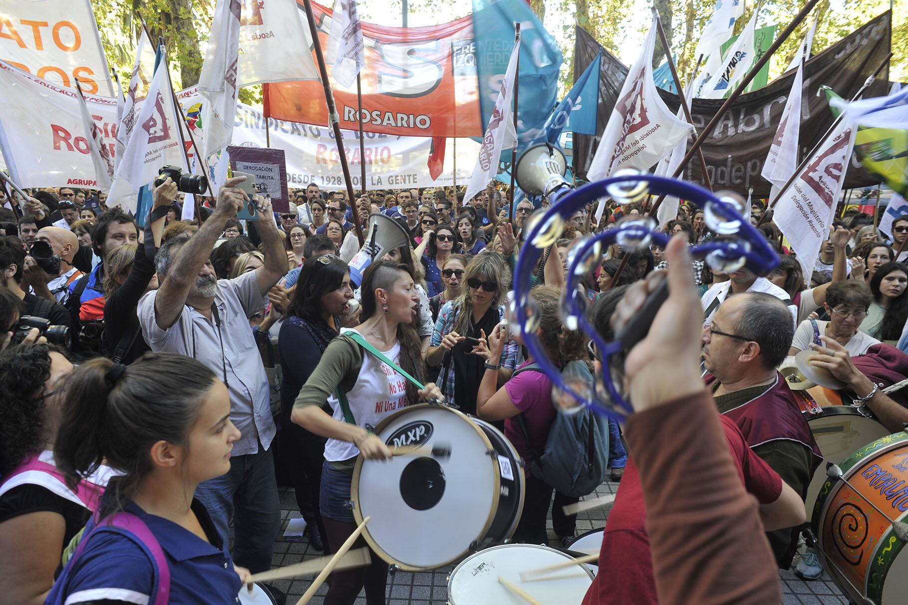 La marcha convocada por el sindicato fue masiva, y el acatamiento al paro "contundente".
