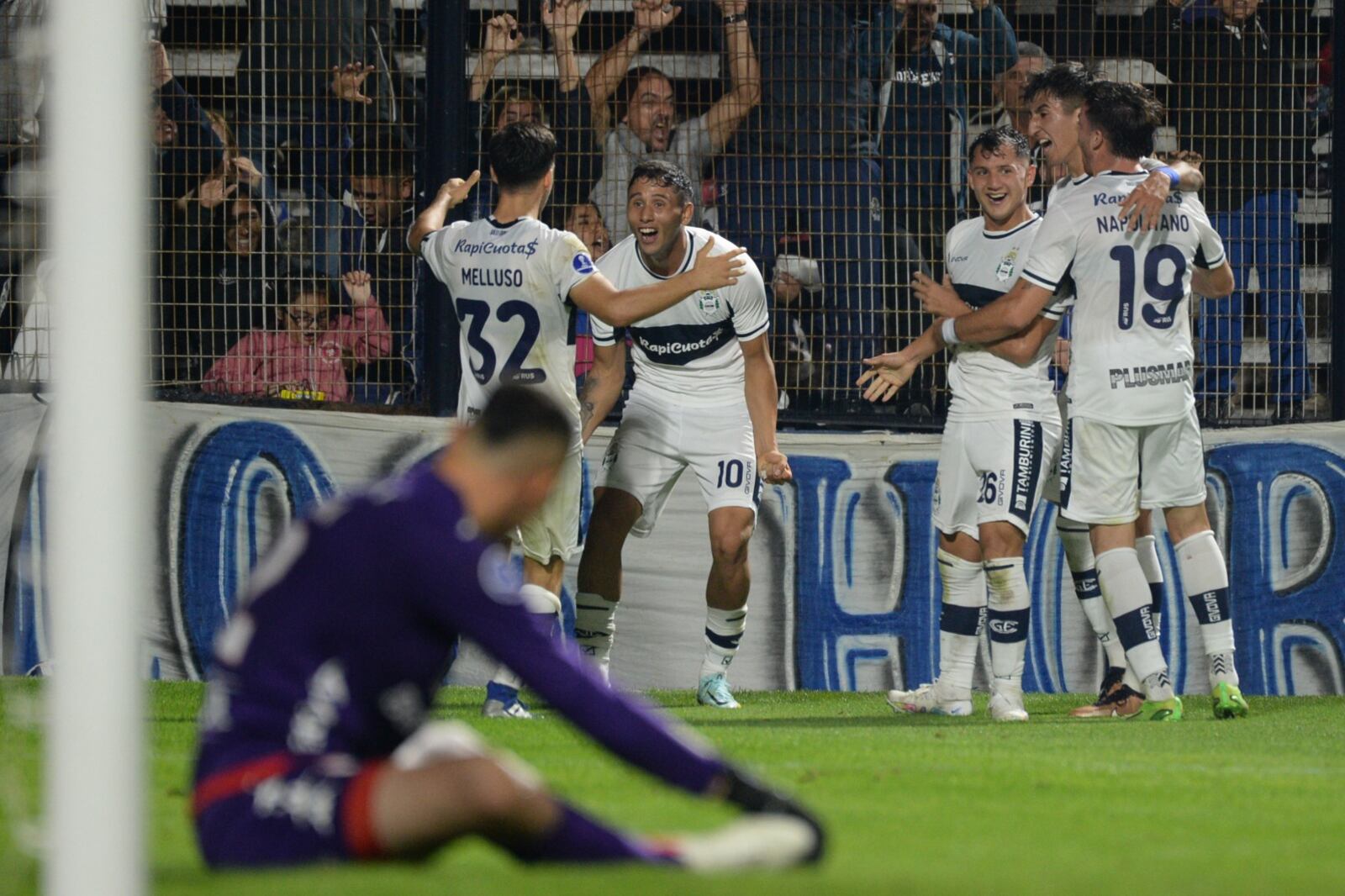 El Lobo platense festeja el gol de la victoria del ingresado Torres