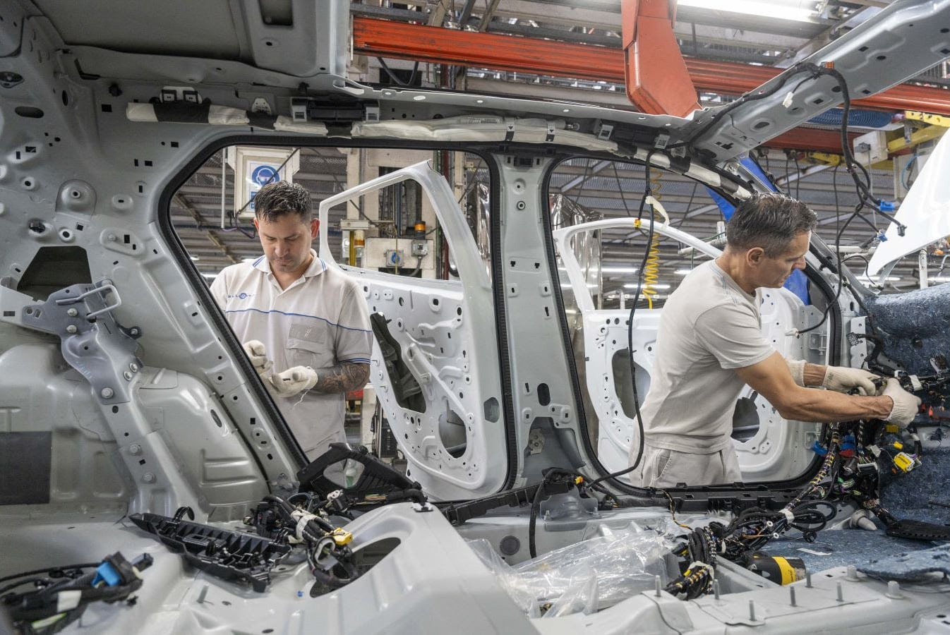 En agosto cayó la producción de autos en el interanual.