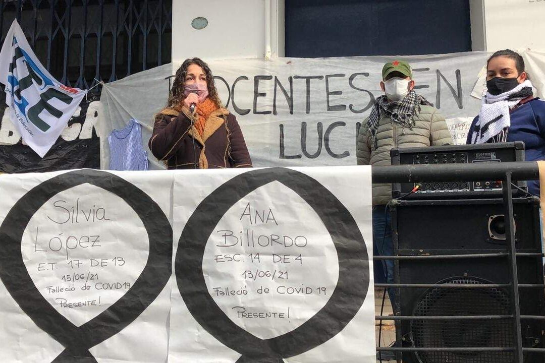 Los docentes porteños continúan con el reclamo de suspensión de las clases presenciales. Hicieron en la Escuela 14 de la Boca un homenaje Anita Billordo, auxiliar de esa escuela. Era casera y paciente de riesgo, murió por covid este domingo.