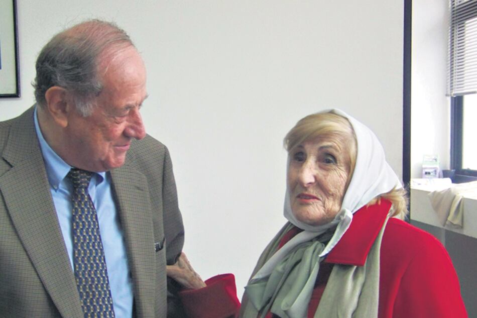 La película incluye múltiples testimonios de gente que conoció a Cox.