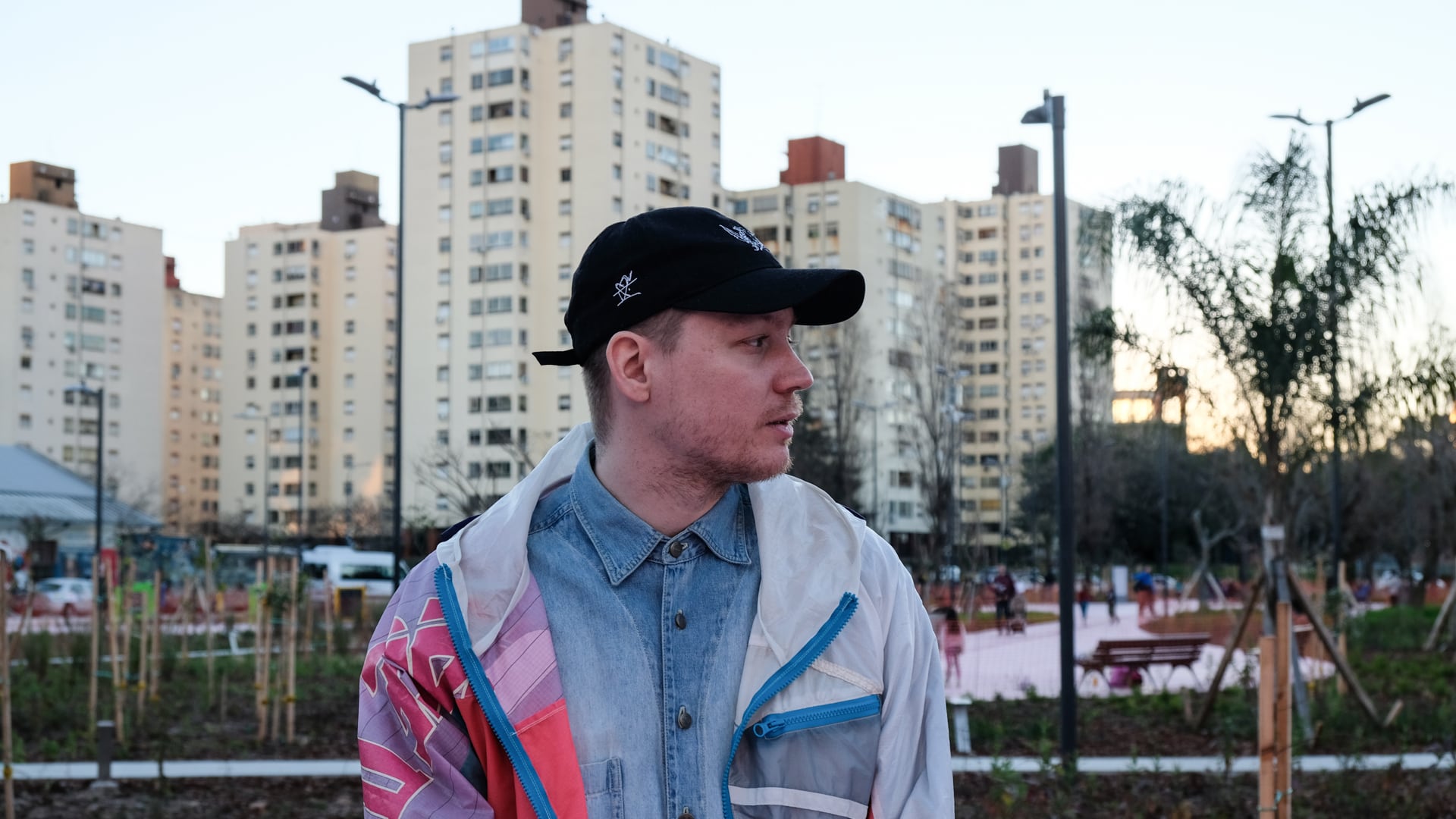 Emanero sacó Tres millones de años luz, su disco más ancho, y ya lleva media vida tirando rimas y tocando hip hop.