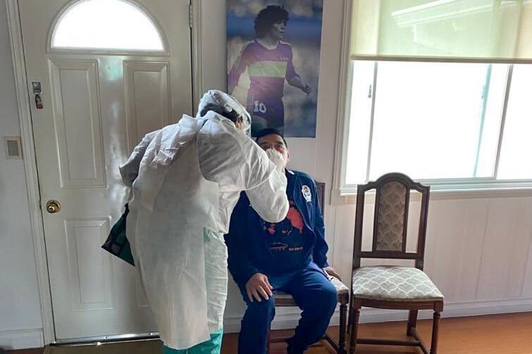 Maradona, con la de Gimnasia, durante el testeo. De fondo, en la pared, Maradona con la de Boca.