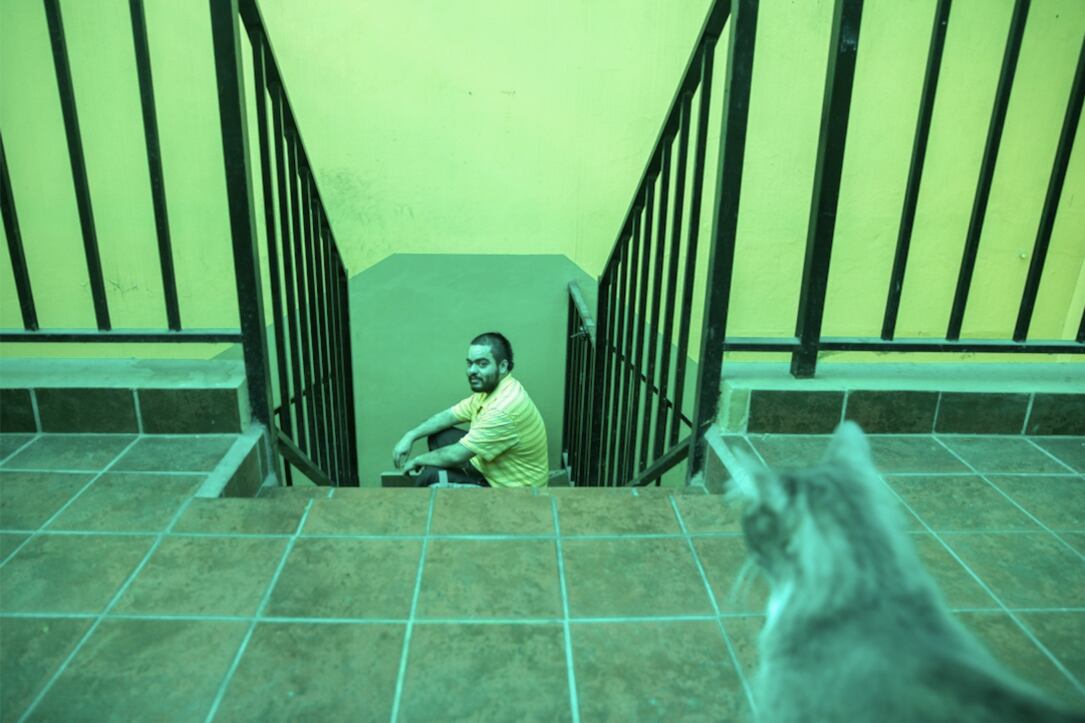 Nazareno Nota en su hotel del barrio de Once, fotografiado por Nora Lezano