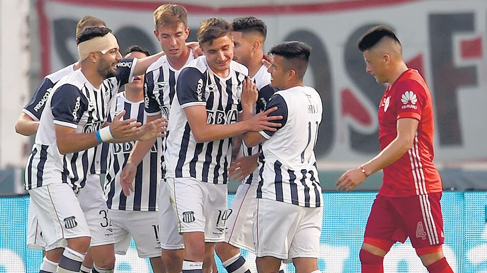Los jugadores de Talleres festejan uno de los tres goles.