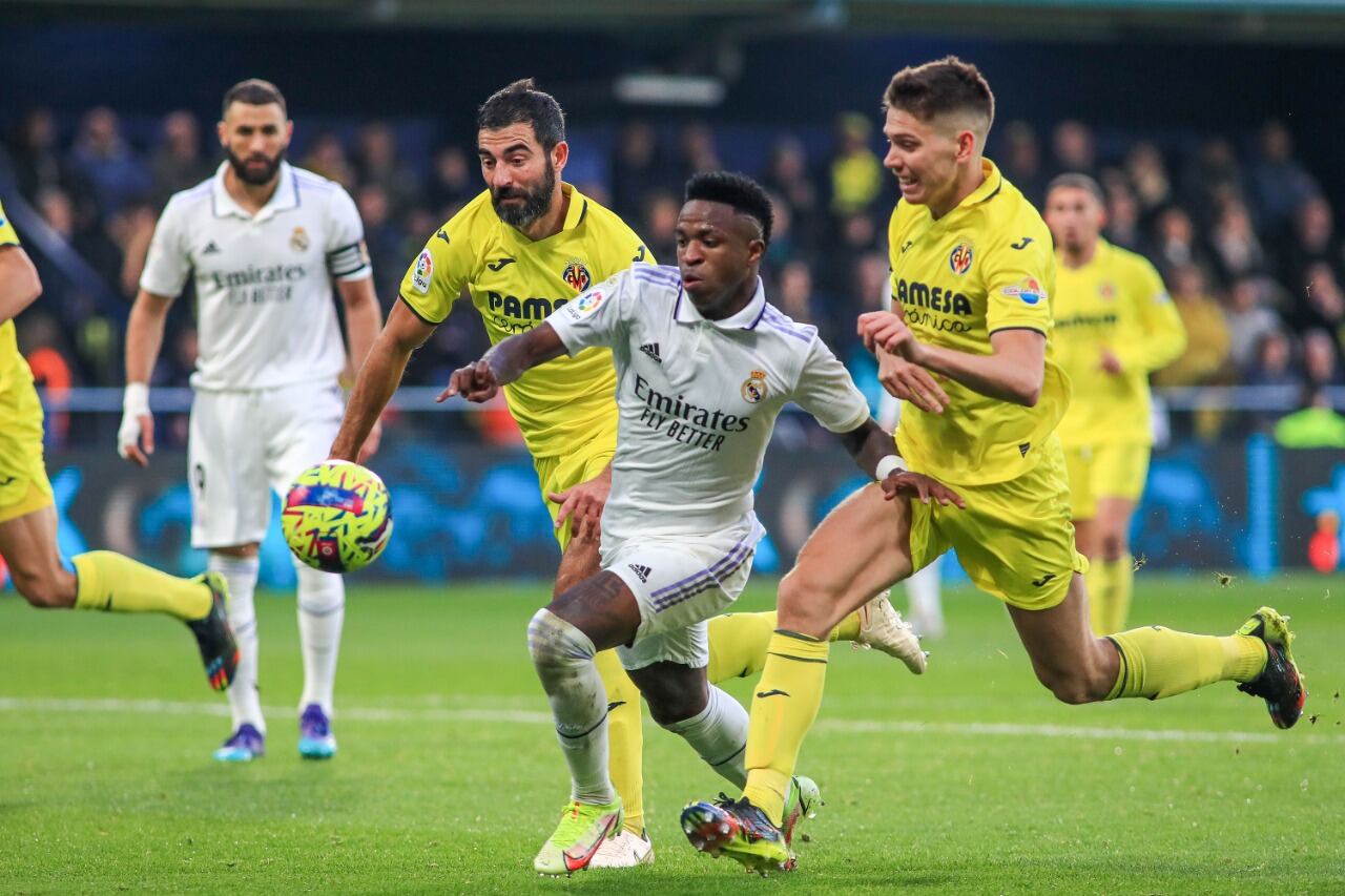 El brasileño Vinicius es perseguido por el argentino Foyth