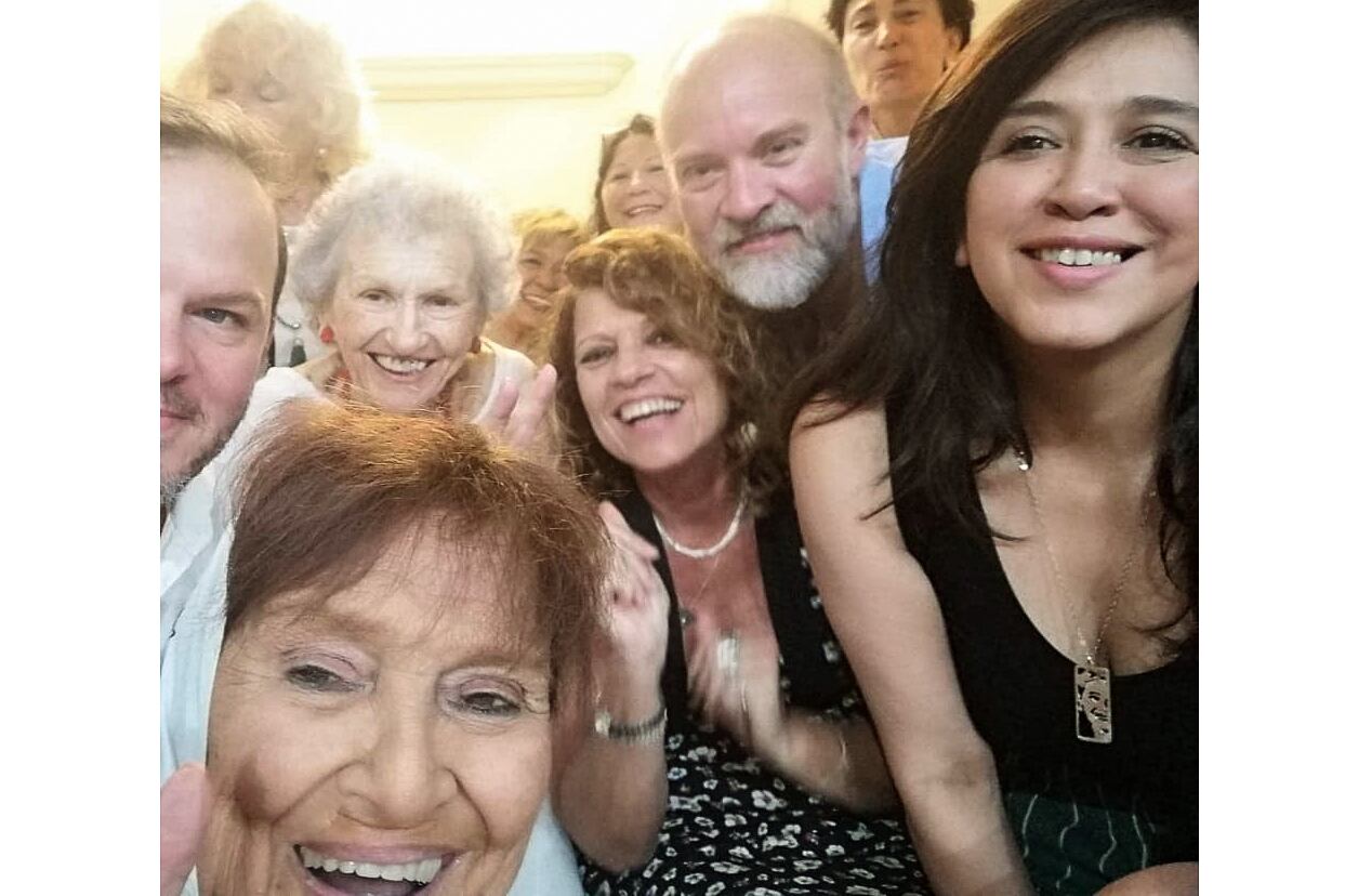 En su cuenta de Facebook se retrató con Taty Almeida, Victoria Montenegro, Rosa Roisinblit y Charly Pisoni, entre otros.