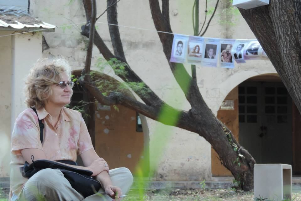 Delia Galará en el patio del espacio de la memoria Campo de La Ribera, donde hoy trabaja y estuvo cautiva.