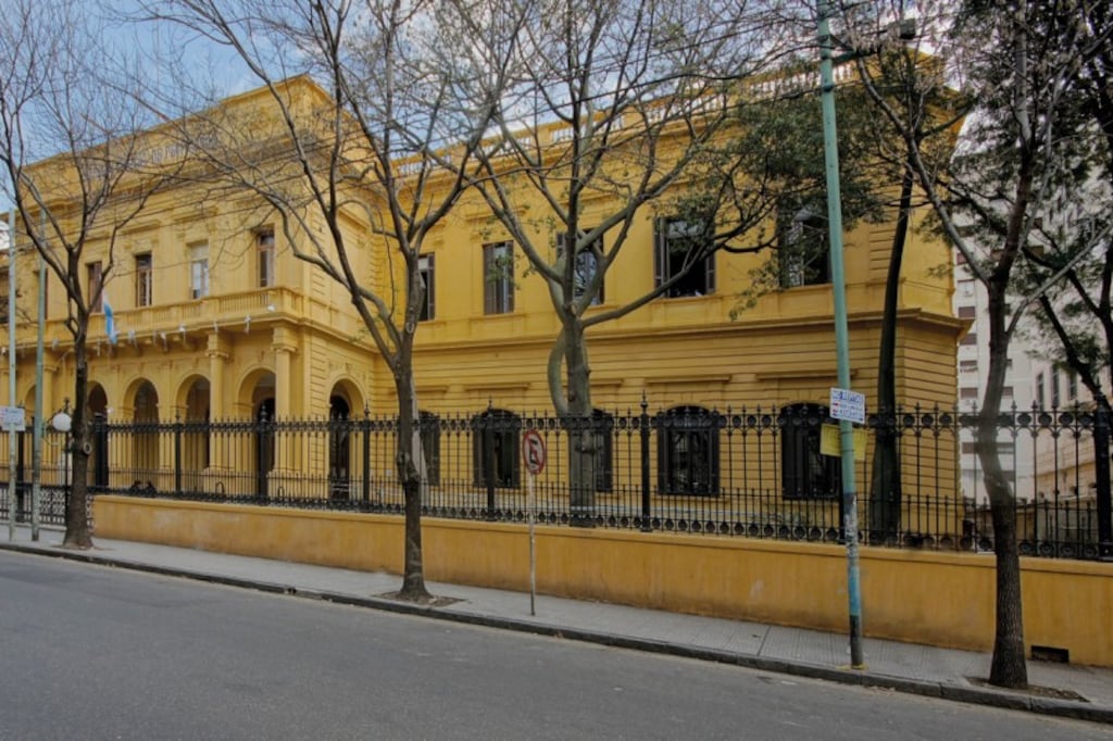 El histórico edificio del Mariano Acosta, en General Urquiza y Jujuy.