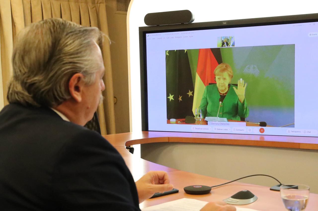 Alberto Fernández y Angela Merkel en la reunión por Zoom de unos 40 minutos