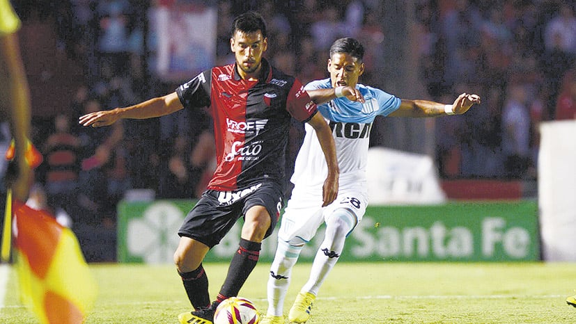 Zaracho disputa la pelota con Estigarribia. Hubo mucha lucha en el mediocampo.