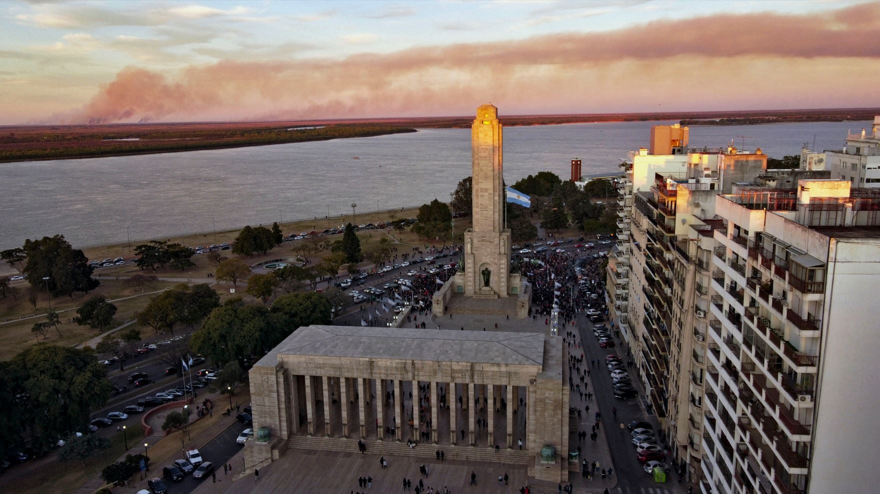 El humo avanza sobre Rosario, mientras en el Monumento a la Bandera una multitud reclama contra los incendios en las islas.