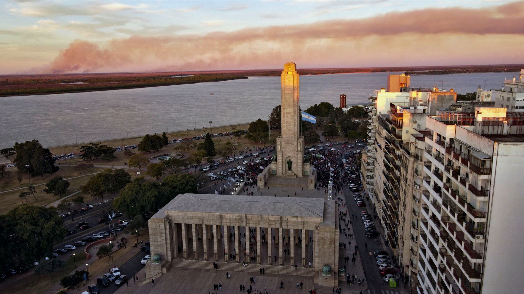 El humo avanza sobre Rosario, mientras en el Monumento a la Bandera una multitud reclama contra los incendios en las islas.