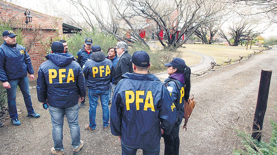 El allanamiento en la casa de El Calafate duró varios días y se llevaron de todo.